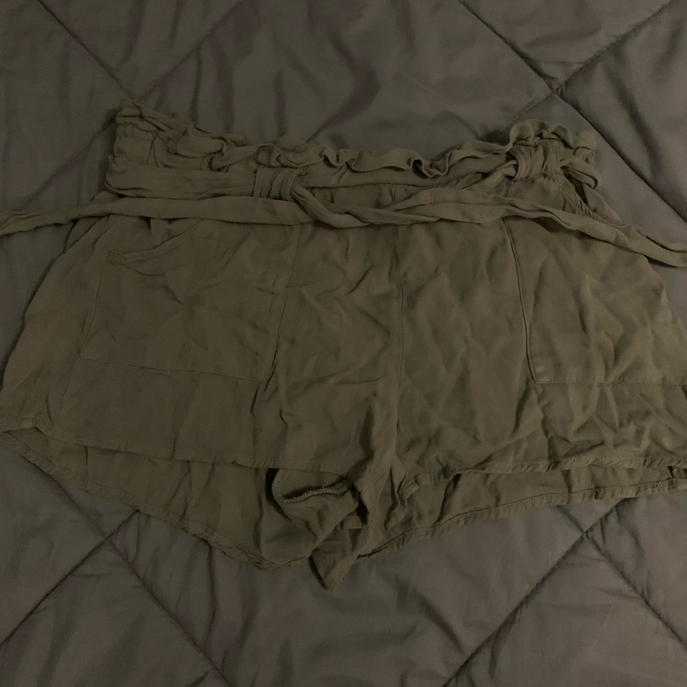 Jack by BB Dakota army green loose fabric shorts.